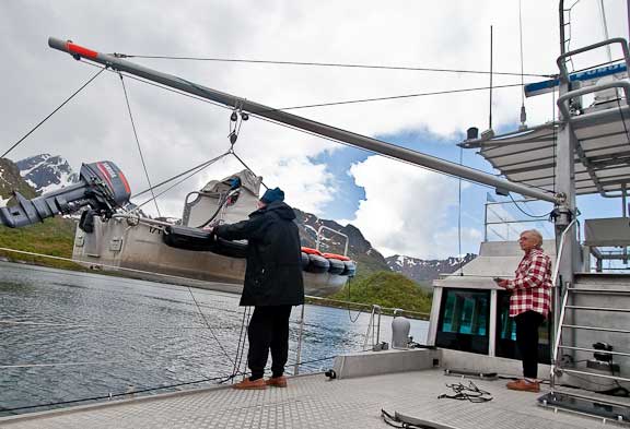 launching-Dinghy-on-Wind-Horse-17