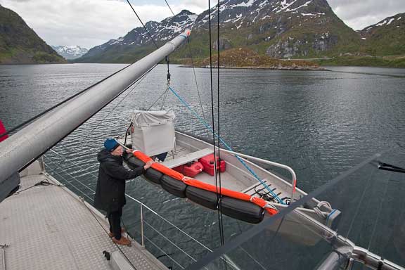 launching-Dinghy-on-Wind-Horse-19